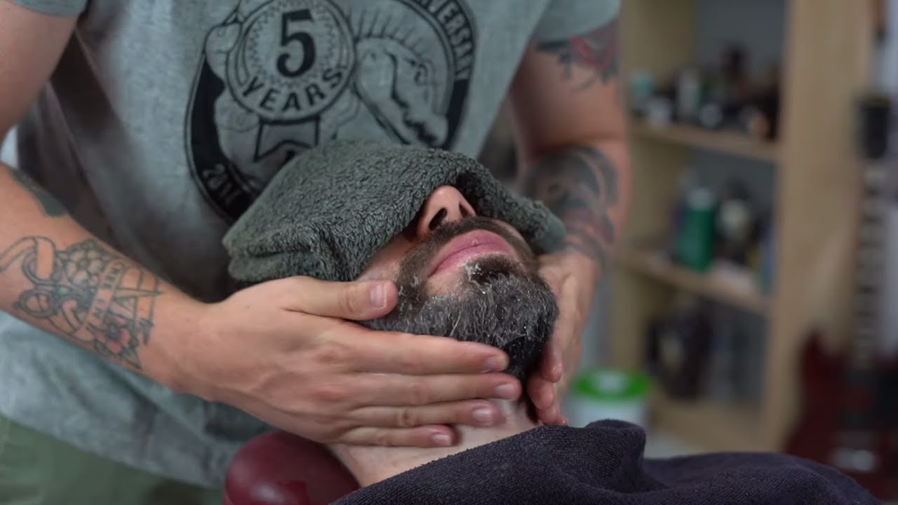 LAVAR LA BARBA EN EL SILLÓN DE LA BARBERÍA / CÓMO HACERLO PASO A PASO