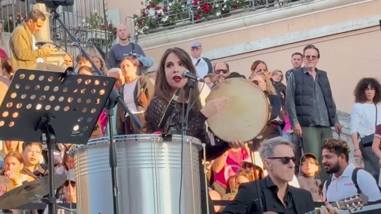 Street Singer at Spanish Steps, Rome 🇮🇹 — Beautiful Live Music!