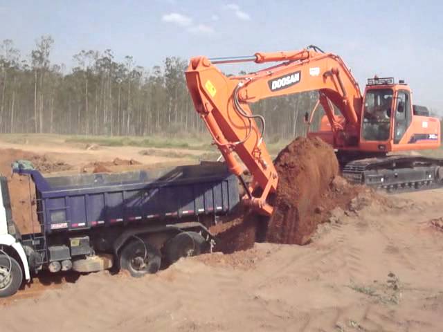 Escavadeiras Doosan trabalhando na fabrica Doosan em Americana - SP