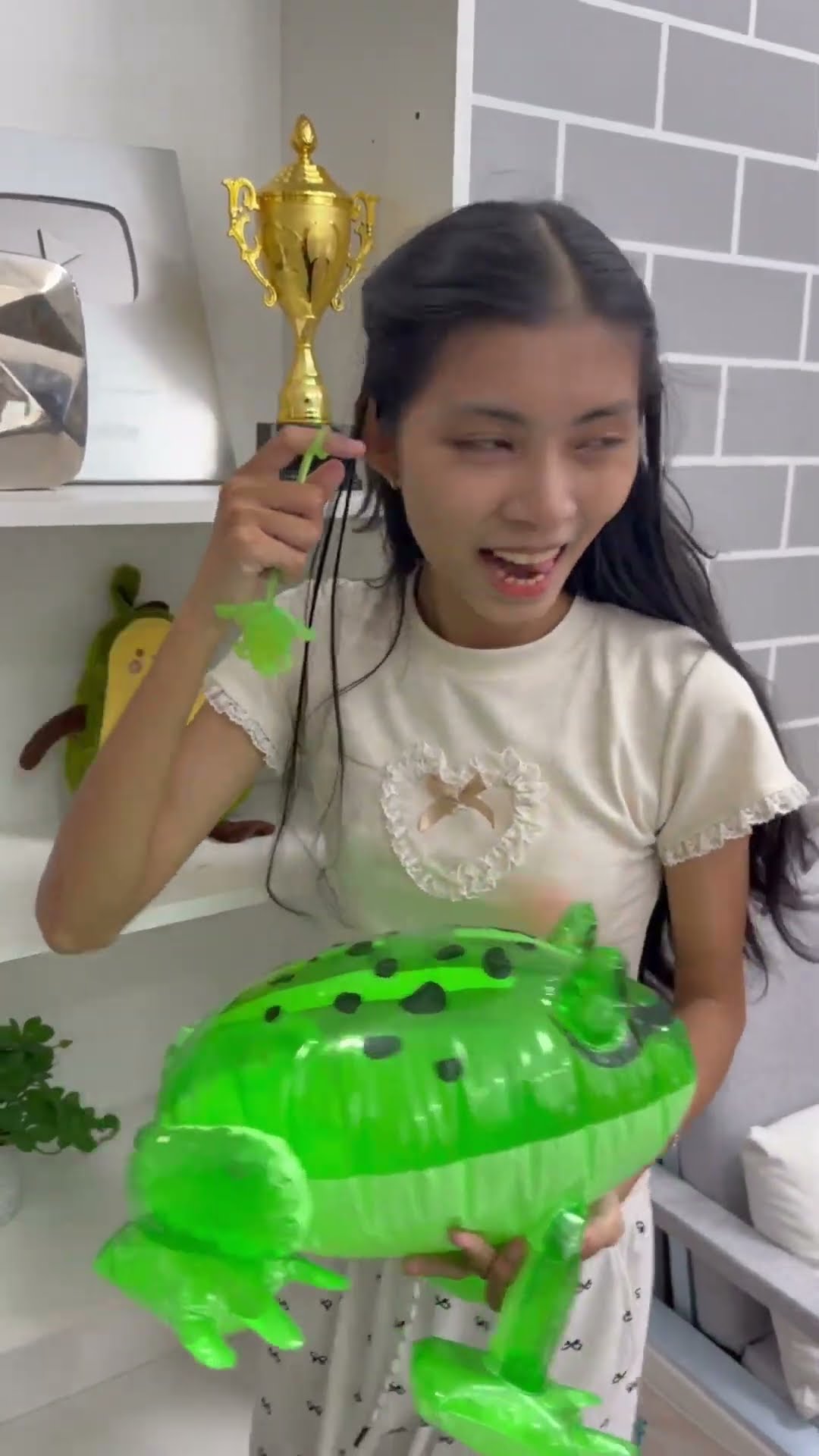 LNF - Mọi thứ cô ấy chạm vào đều trở thành ếch ộp ✋?? Magic frog ??‍♀️Linh Nhi Family #shorts #funny