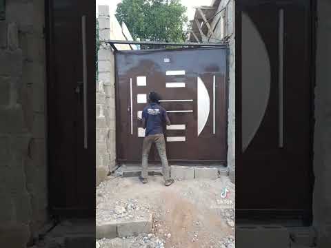 Vídeo: Com instal·lar portes de ferro: consell d'experts