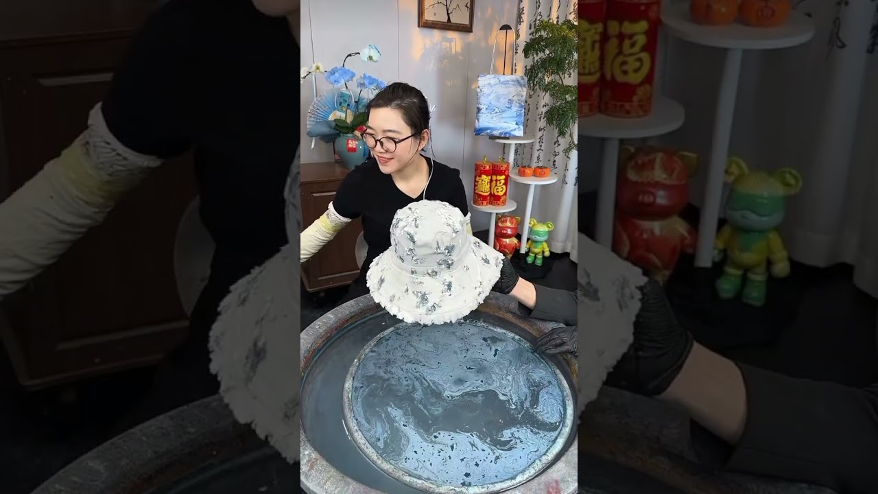 Use the color scheme mix with water to have the forest and the sky for made a beautiful bag