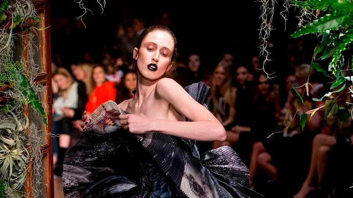 Anna Cleveland - Runway perfomance