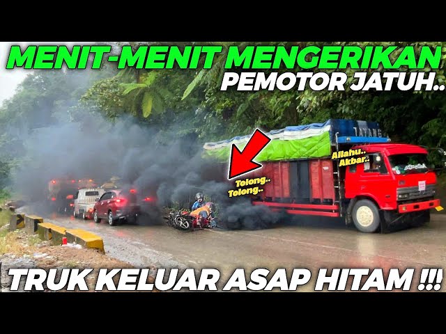 TEREKAM JELAS ., MENIT AWAL KEJADIAN !!! Pemotor Terpeleset Jatuh, Truk Nissan Keluarkan Asap Hitam class=