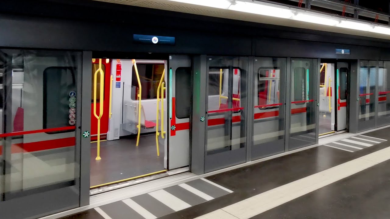 Bahnsteigtüren in der U2-Station Karlsplatz