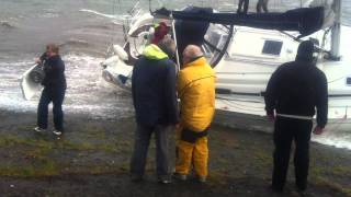 LARGS NEWS ... Yacht aground at old Fairlie Pier