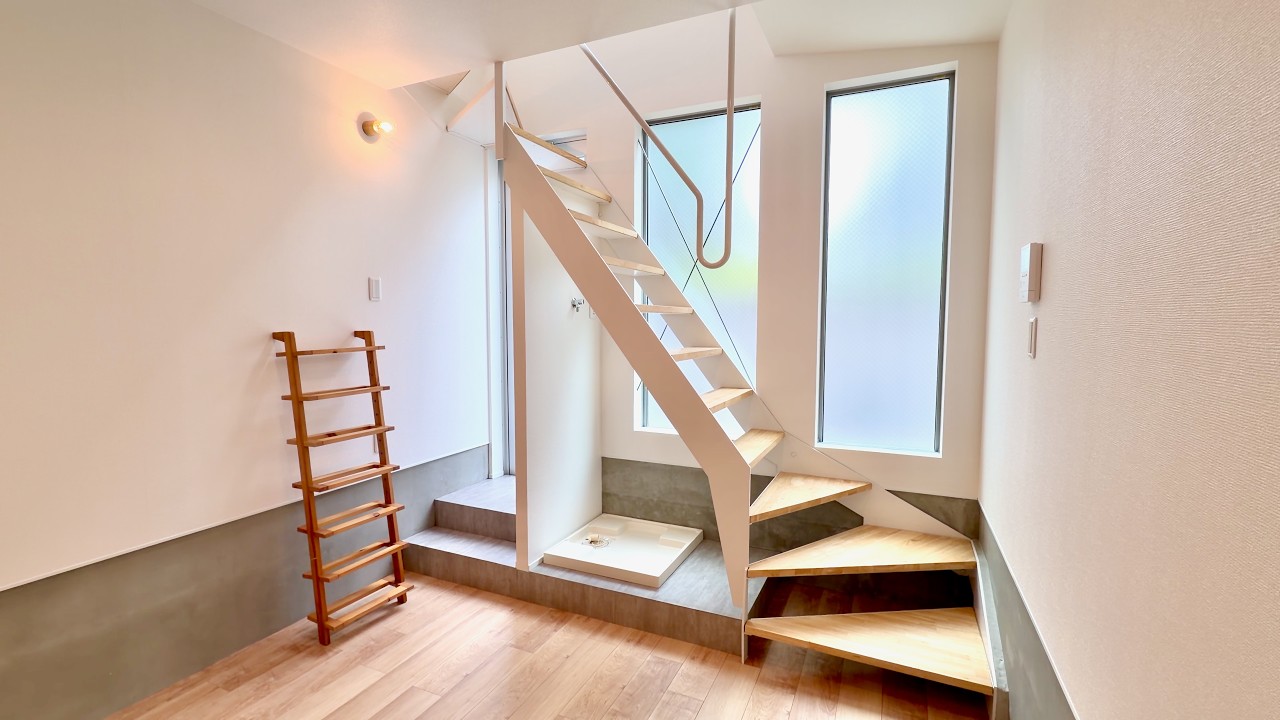 This Tiny Tokyo Apartment Has Its Own Staircase!🤯 – 14 sqm / 150 sqft (Ep.116)