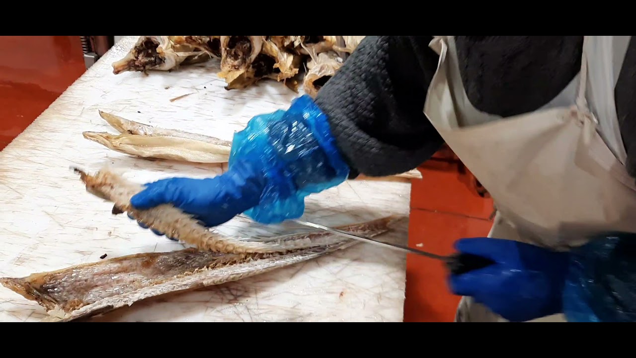 Guardate come lavora il pesce stoccafisso a 76 anni