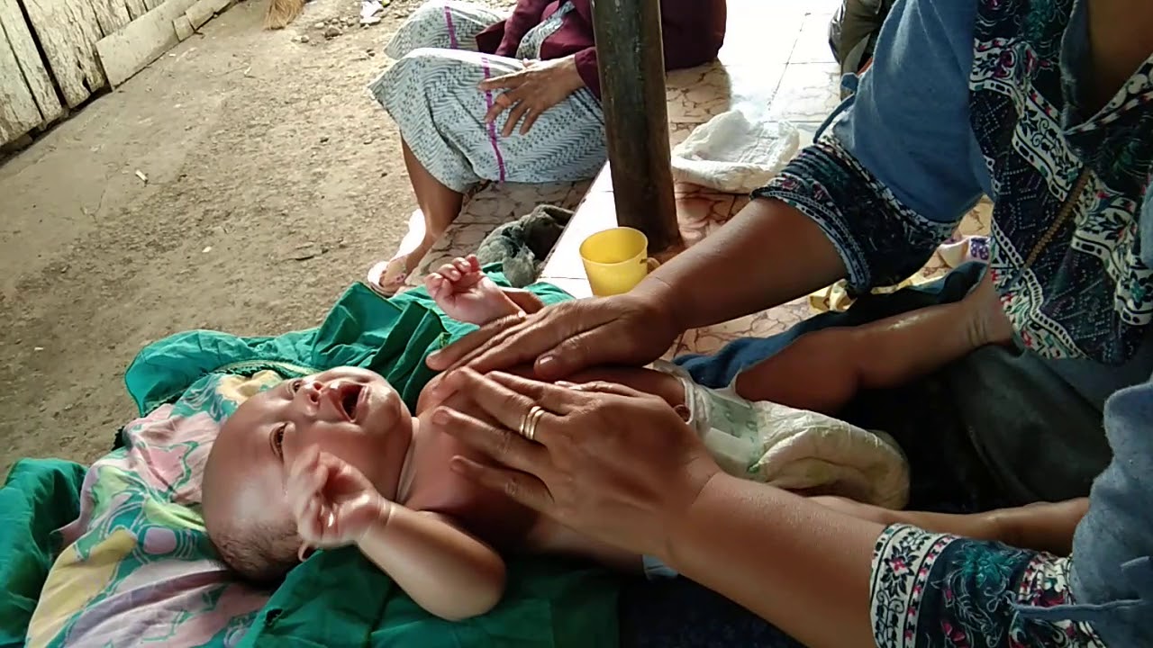 Bayi pertama kali merasakan pijat