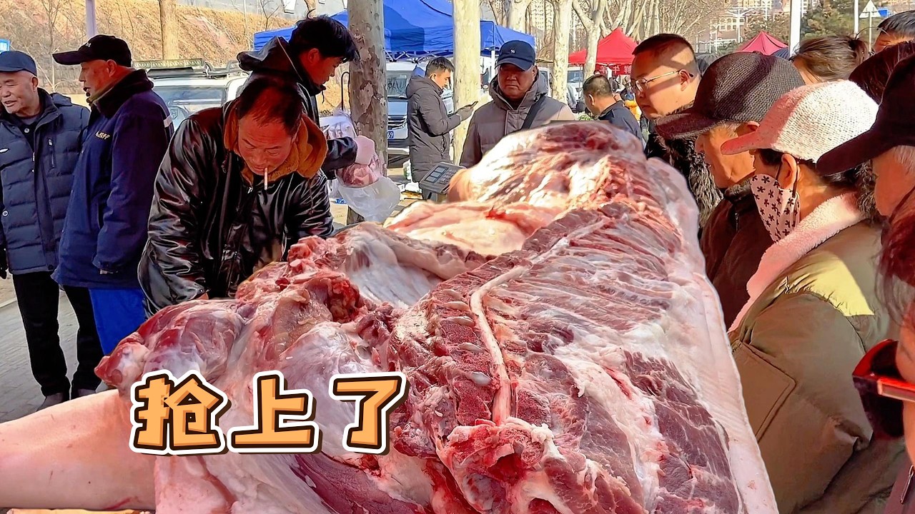 華哥賣豬肉看著真過癮，大姨一次買了兩頭豬梅花肉，收攤豬肉遭到瘋搶，太嚇人了【玖叔v​​log】#pork #猪肉 #玖叔vlog#华哥猪肉#玖叔猪肉#豬肉