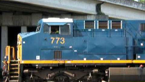 mixed freight throttling up with a rare csx engine!!!!!!