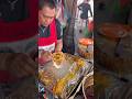 Sirviendo tacos de birria de 3 por 60 afuera del metro y son 24/7 #birria #foodie #viral #parati