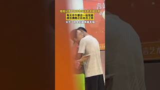 🌹 姐姐记录下妹妹和妹夫的幸福日常,每天中午他们都会一起见面,相互拥抱之后各自去上班。女子祝愿:“祝他们越来越幸福。”«爱情是两个完整的自我,互相接受并享受对方的全部。»——纪伯伦 🌹 #爱 #爱情