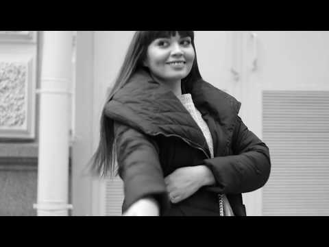 Черно-белый видеопортрет девушки