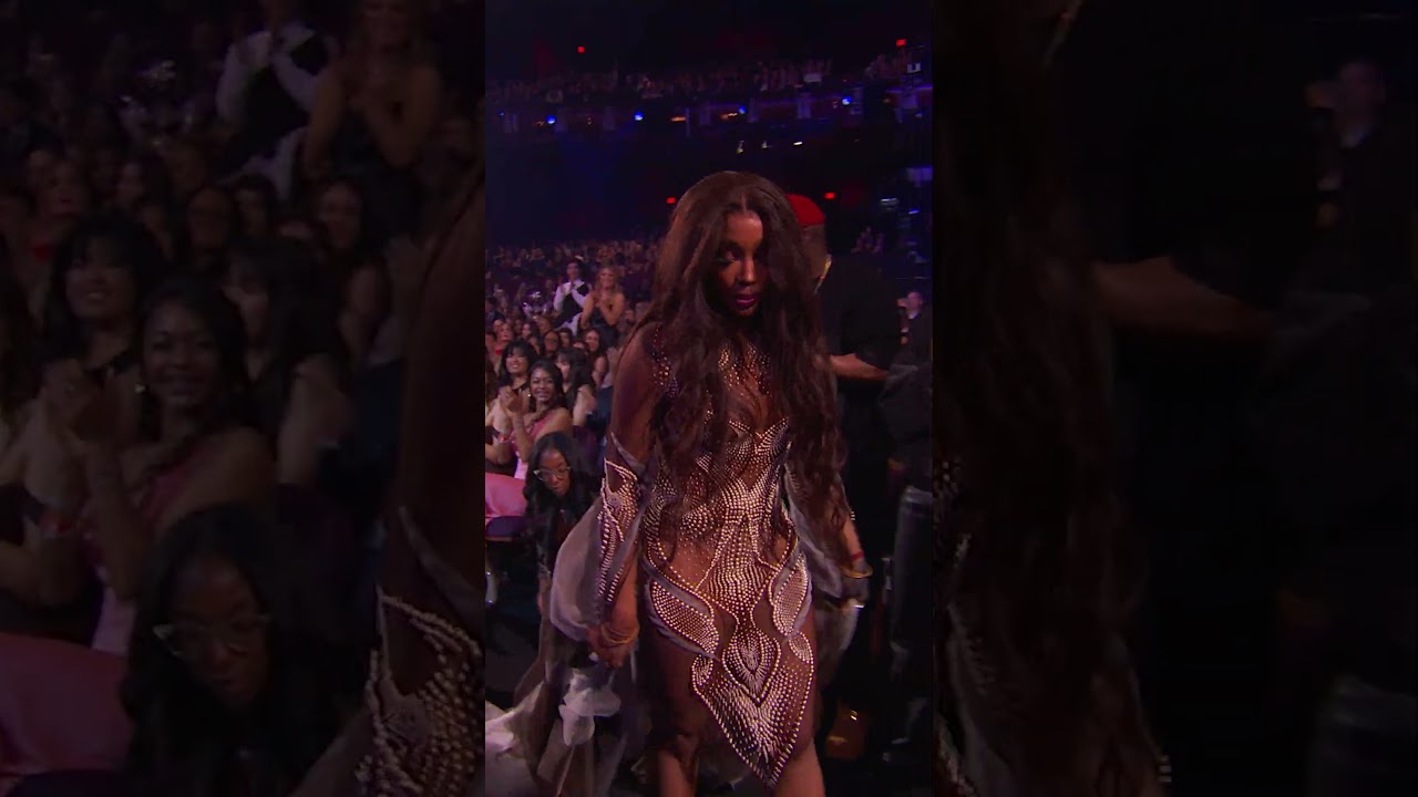 SZA Wins The iHeartRadio Music Award For R&B Artist Of The Year! 