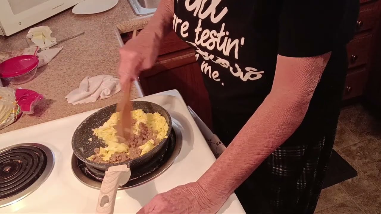 Роллы с колбасой, яйцом и сыром