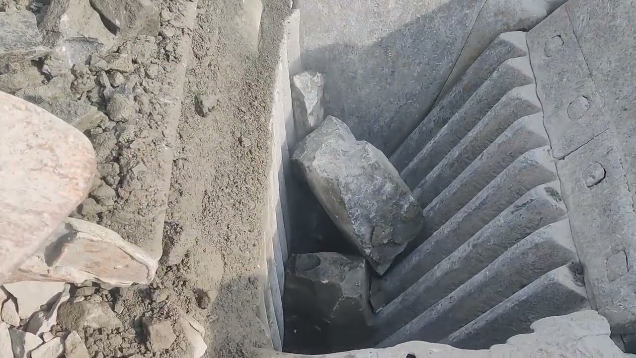 Breaking Stone Amazing Jaw Machine showing Position Powerful Machine