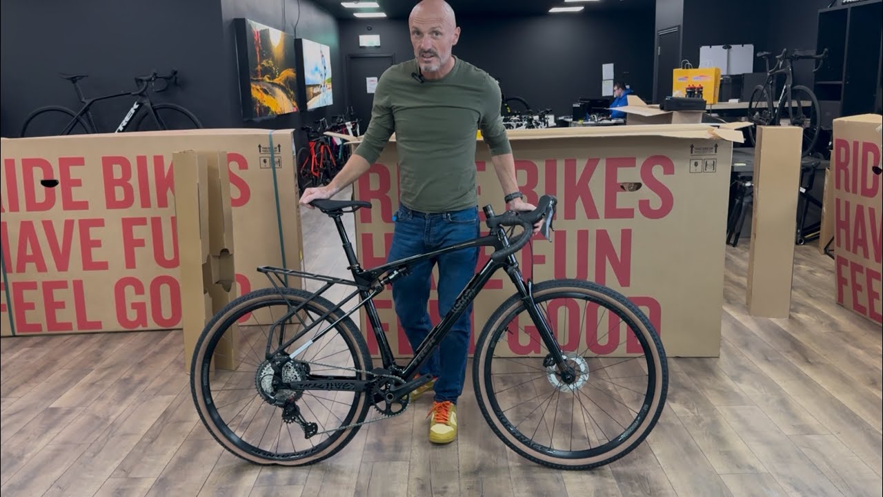 Распаковка: Trek CheckOUT SL5 в веломагазине Wheelworx, Дублин