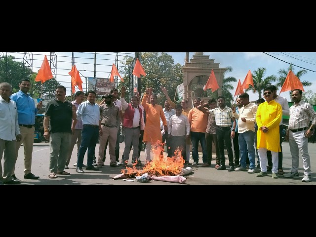 धामपुर में हिंदू युवा वाहिनी का प्रदर्शन, मौलाना के बयान के विरोध में फूंका पुतला ||