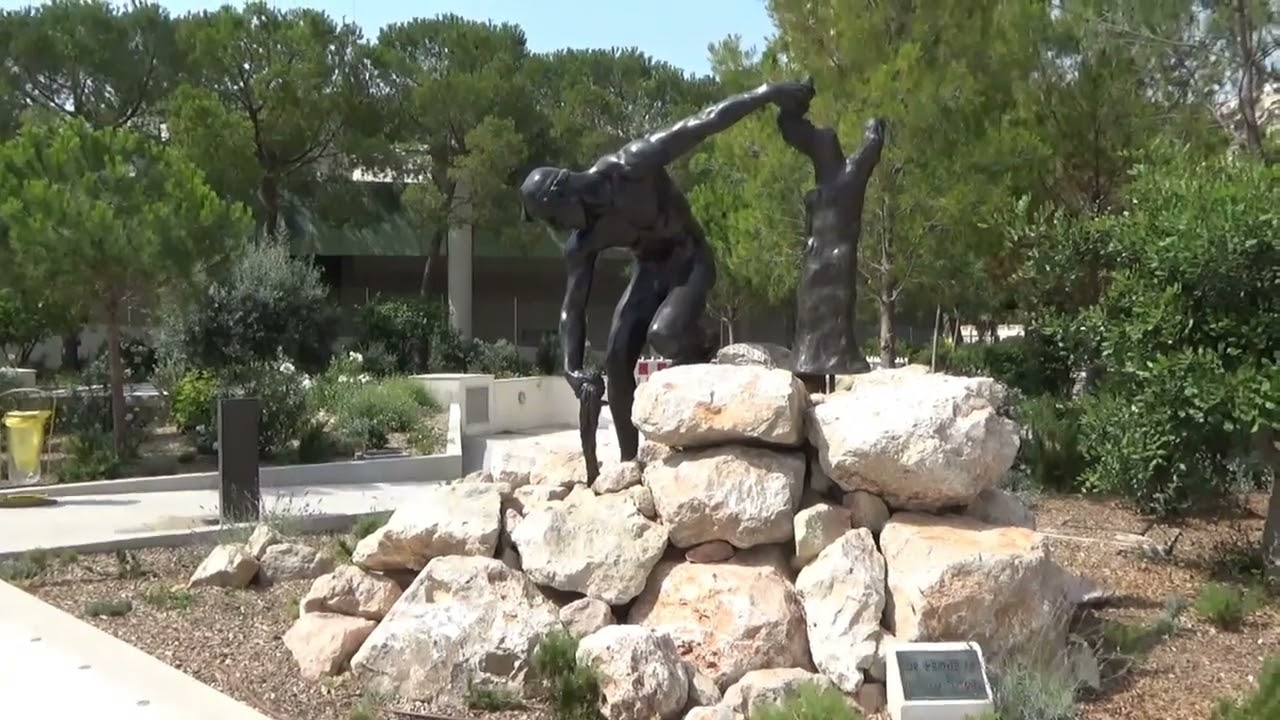 MM11   Larvotto Beach