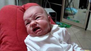 Sofia Fazendo Força Pra Fazer Caquinha