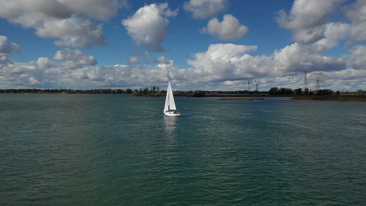 Dufour Arpège 1974 sur le fleuve Saint-Laurent capturé par un drone Mavic2 pro.