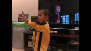 Anak kecil . Pinter main ruyung