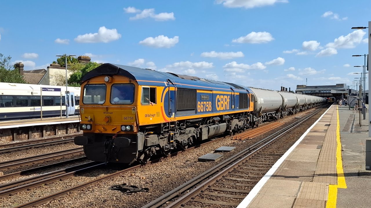 Diverted Aviation Fuel Train! GBRF 66758 + 66689 at Tonbridge for Colnbrook working 6V04 | 24/8/25