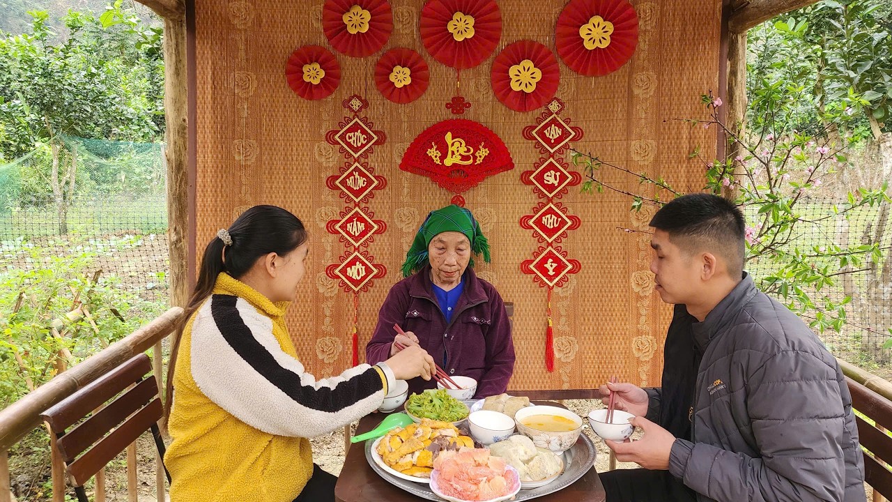 Трогательный новогодний момент Элли — рядом с Эриком и ее приемной матерью.