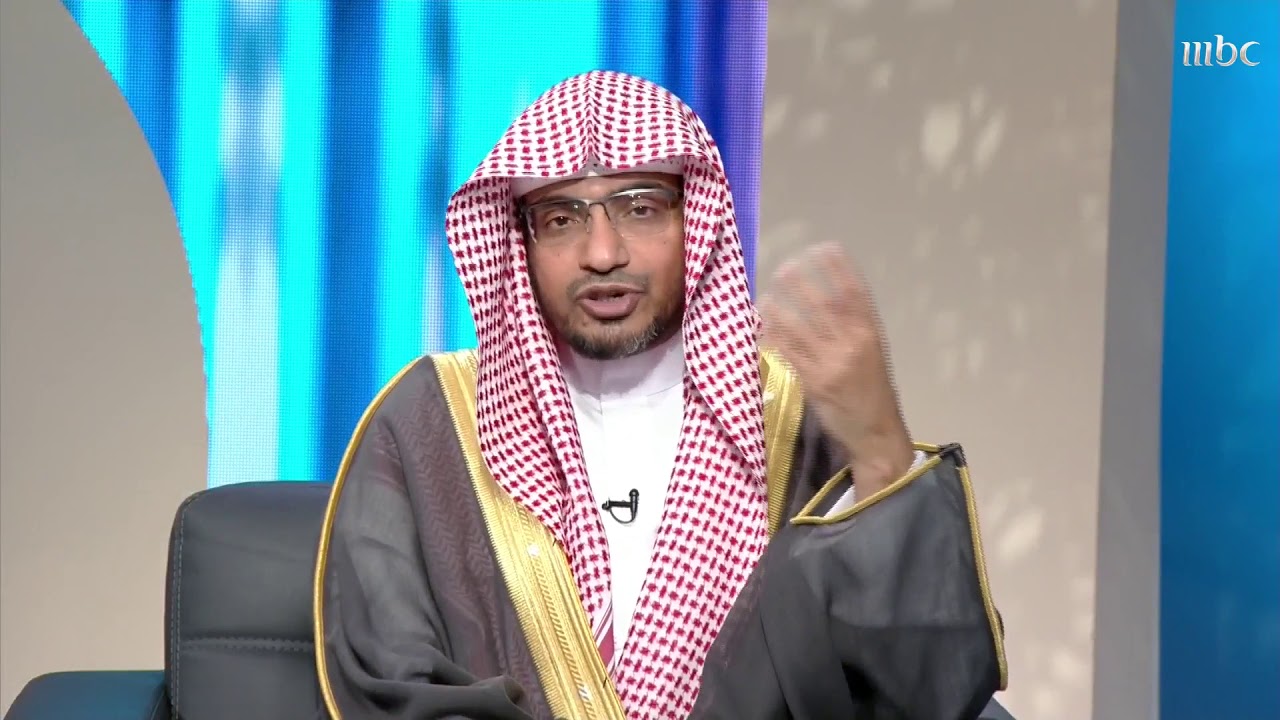 متصل يسأل عن حكم أخذ قرض مع فائدة؟