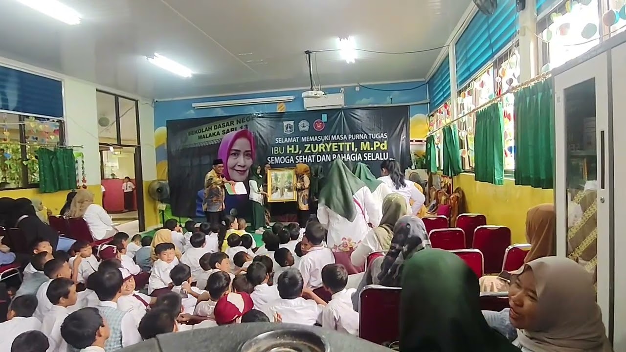 Acara Purna tugas IBu Hj.Zuryetti, M.Pd diruang aula.