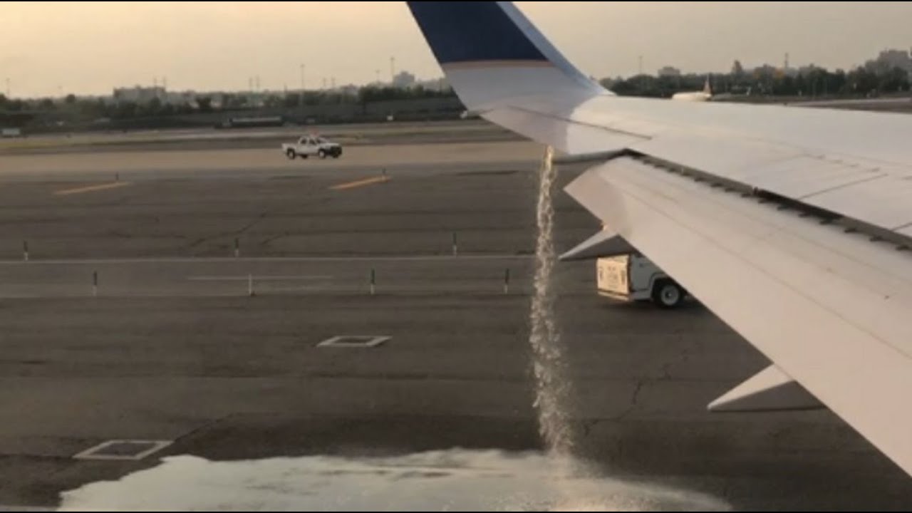 McDonnell Douglas MD80 experiences massive fuel leak!