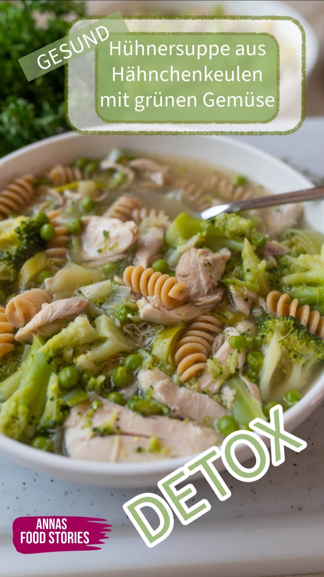 Gesunde Hühnersuppe aus Hähnchenkeulen mit grünem Gemüse und ...