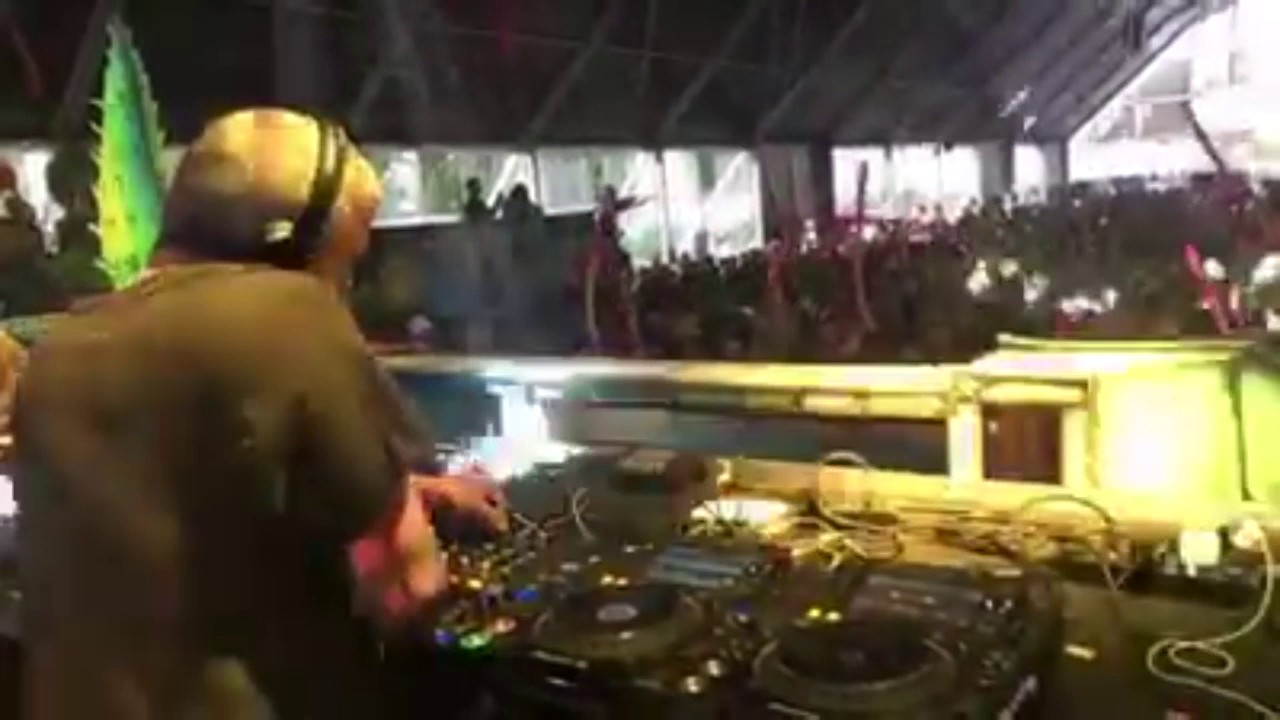 TONI Varga plays Francesco Dinoia & DJ Lowell - Moonwalker (Original Mix) @ ELROW Social Music City bekijken op YouTube TONI Varga plays Francesco Dinoia & DJ Lowell - Moonwalker (Original Mix) @ ELROW Social Music City bekijken op YouTube