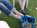 Bier openen met blote voeten