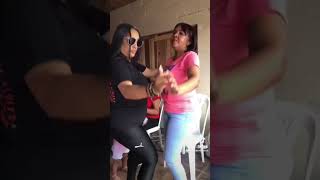 Las primas bailando palito de coco