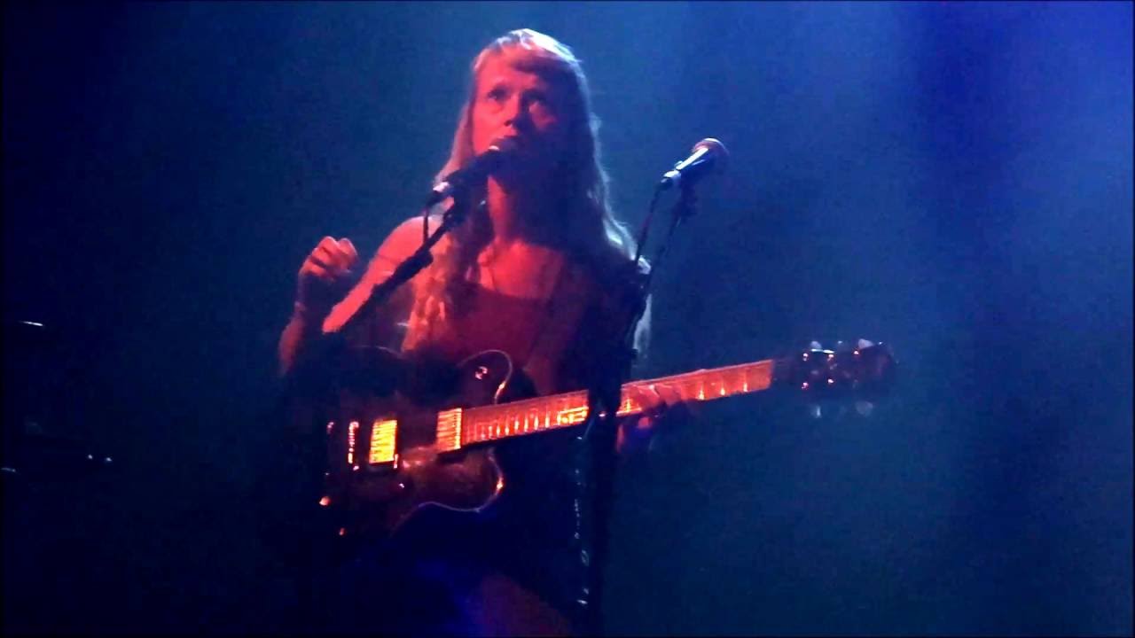 Alice Phoebe Lou  : Grey