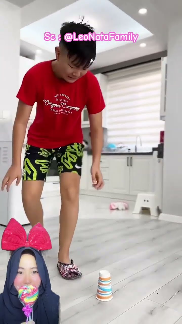 ADA APA DI DALAM GELAS ⁉️ternyata permen untuk kakak? @LeoNataFamily #shorts #funny #dubbing