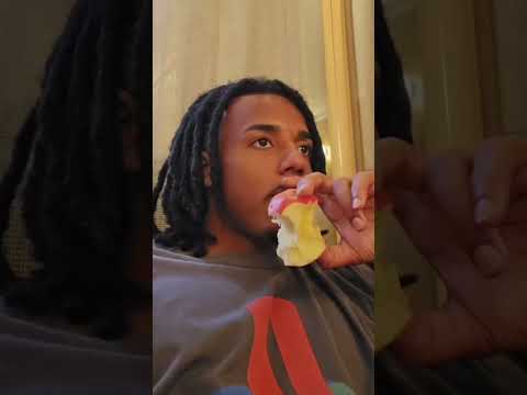 جول كوندي في وضعية ريتو صحة فعلي ا الراجل قاعد ياكل التفاحة كأنه داخل تحدي عالمي