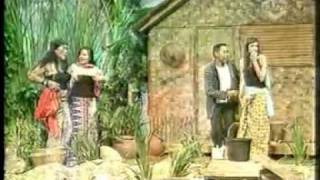 Desi Ratnasari Kemben Merosot.flv Desi Ratnasari Kemben Merosot.flv
