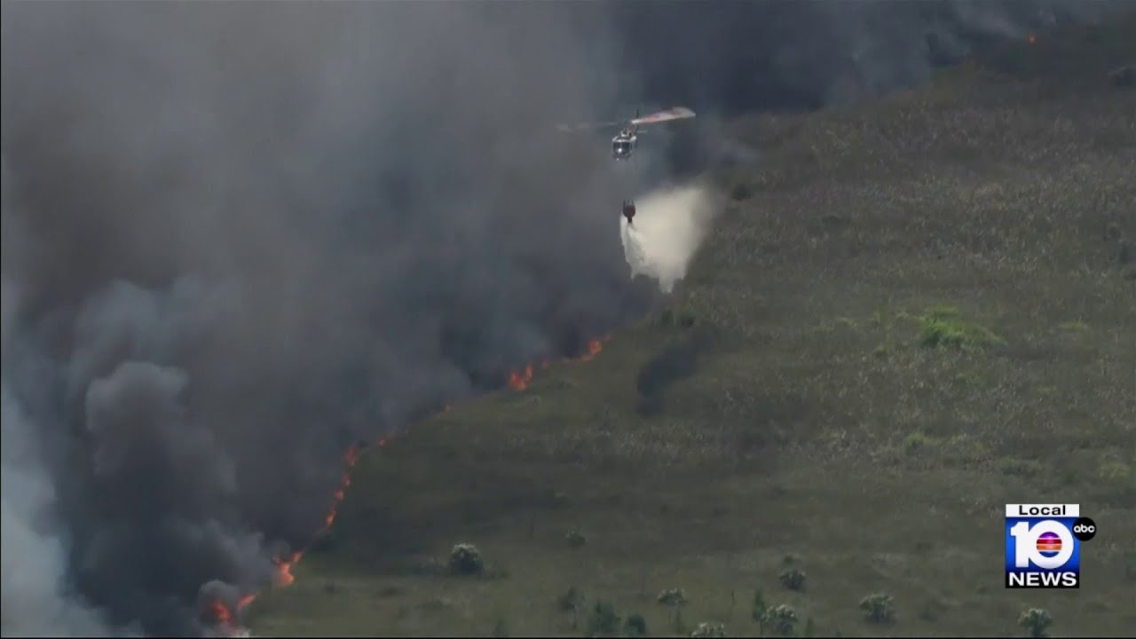 Brush fire battle continues overnight in southern Miami-Dade - YouTube