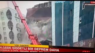 ⚡️В Турецком Диярбакыре после нового землетрясения в прямом эфире телевидения обрушилось здание