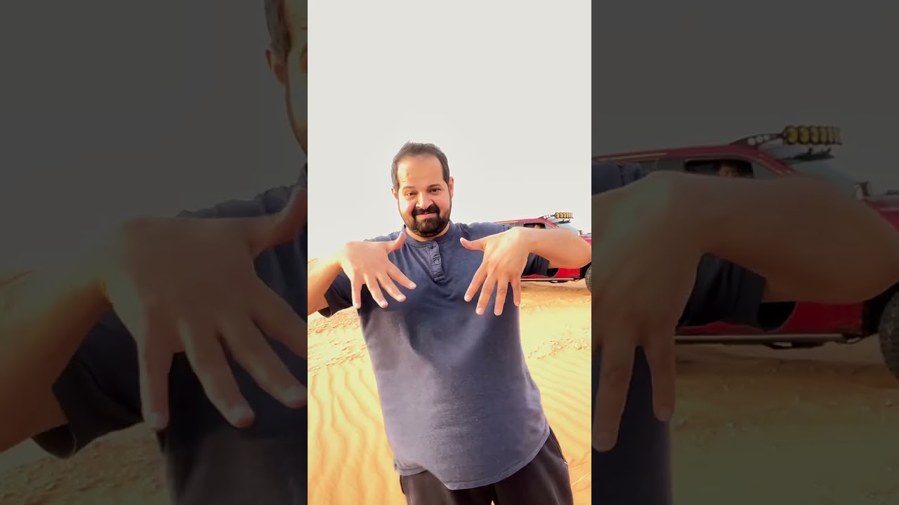 شباب في البر مرتاحين الرمال والسماء سبحان الله الخالق