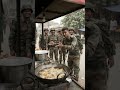 solduer ne khilaye sabko samose #army #yt #shorts #commando #food