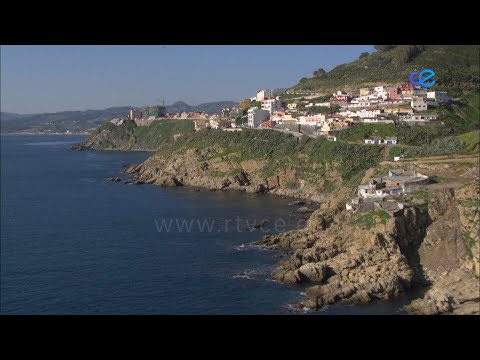 Ecologistas en Acción señala con sendas banderas negras el litoral del Hacho y de la bahía norte
