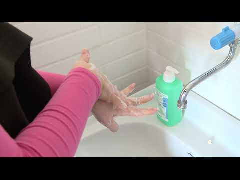 Video: Jak Si Umýt Ruce Po Zahrádce?