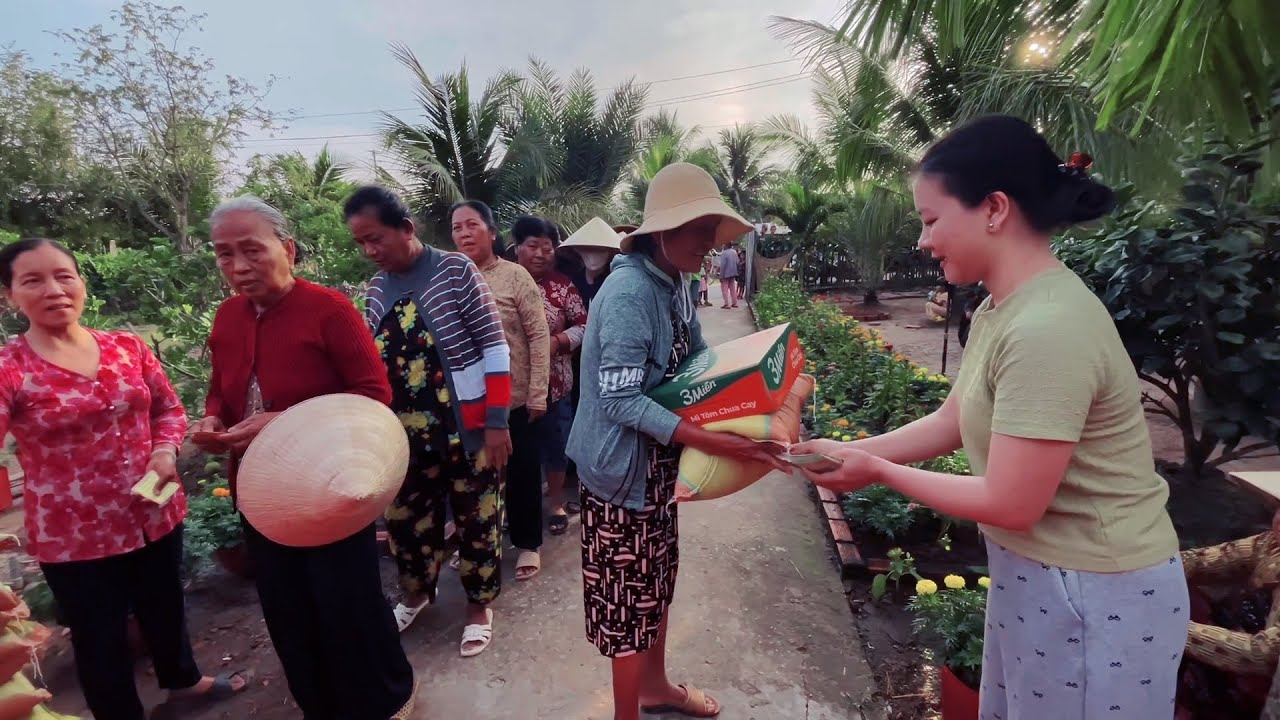 Chị Hoà - Anh Quyền ,Tết Này Không Để Ai Lại Phía Sau tặng Quà Khủng Cho 100 Hộ Nghèo 