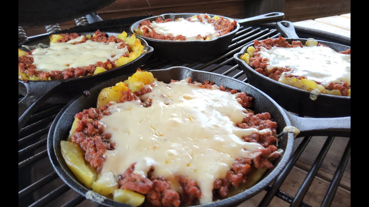 Bulvių užkepėlė su mėsa ir sūriu Kamado grilyje – keptuvėlėse ant žarijų!