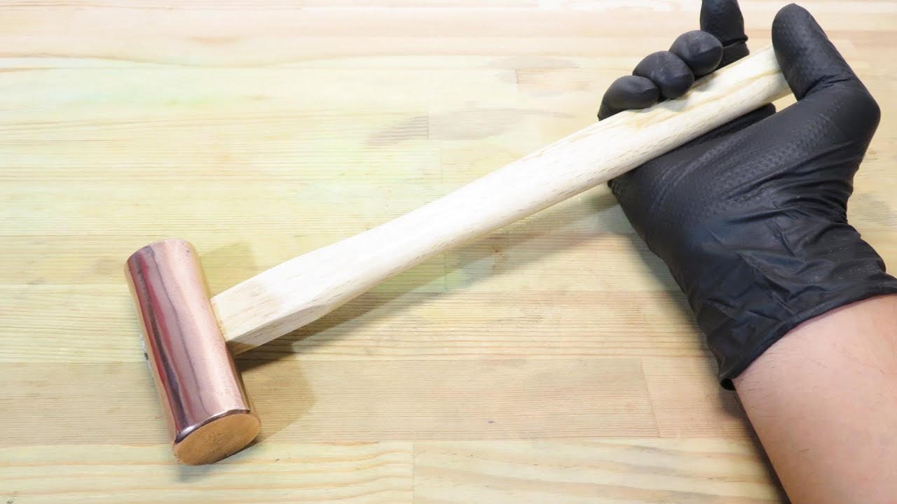 ハンマーの汚れを削り落し、銅メッキをかけてピカピカに磨いた Copper hammer
