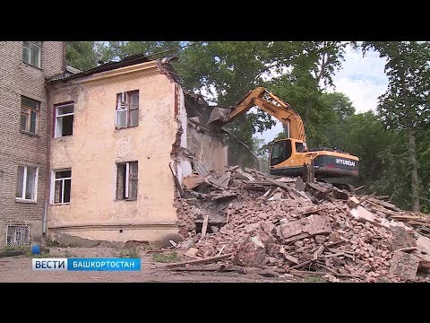 Из-за сноса ветхого здания в Уфе соседний дом трещит по швам